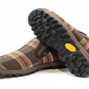 zapatillas caballero de andar por casa con suela de montaña vibram modelo tsavo