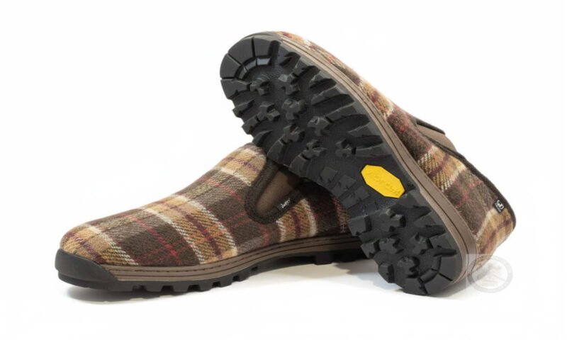 zapatillas caballero de andar por casa con suela de montaña vibram modelo tsavo